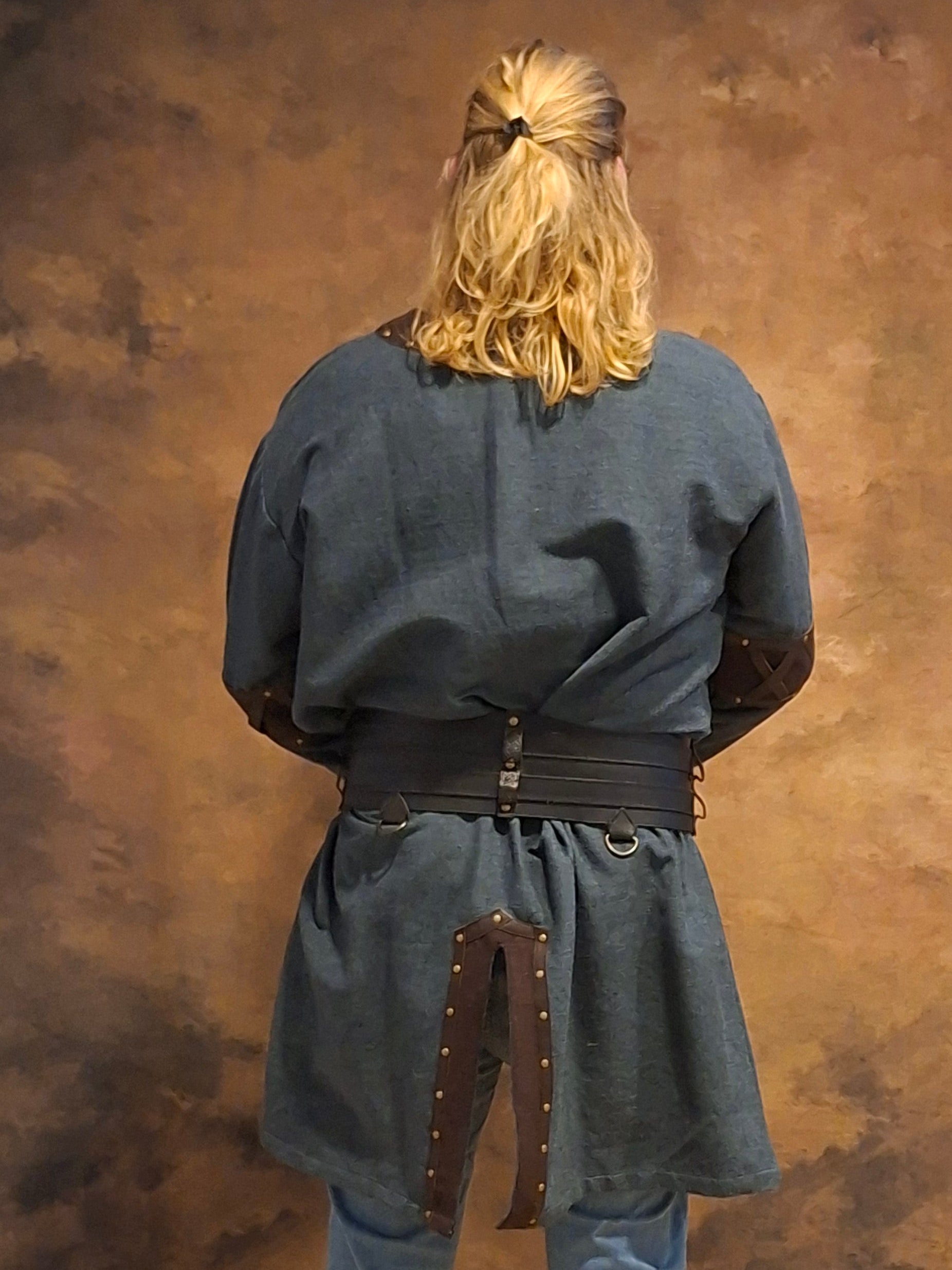 Mittelalter Ledergürtel breit mit Halbringen und Punzierungen im Wikinger Stil