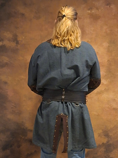 Mittelalter Ledergürtel breit mit Halbringen und Punzierungen im Wikinger Stil