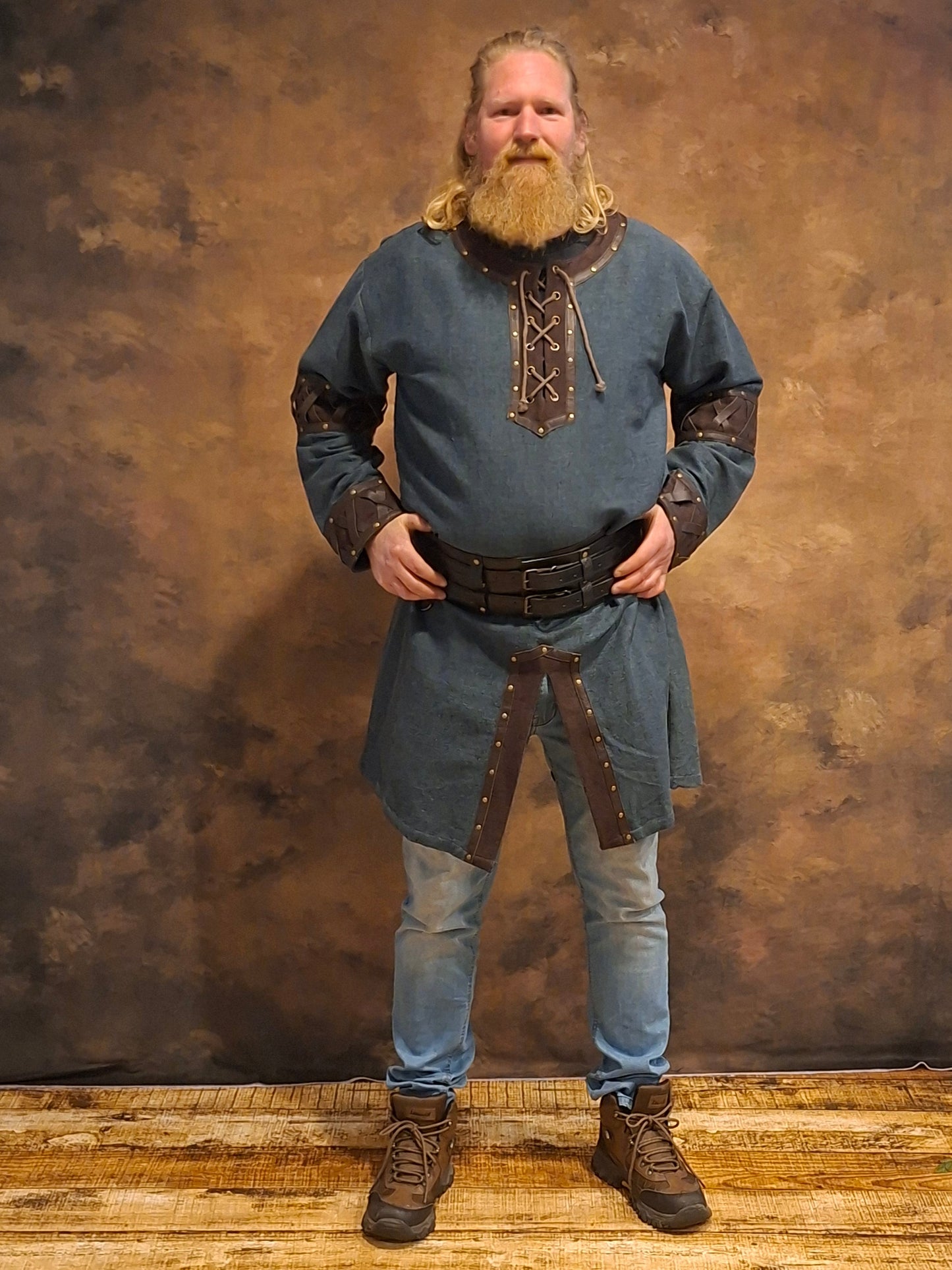 Wikinger Gürtel schwarz breit aus Leder mit keltischem Muster und Messingschnallen für LARP