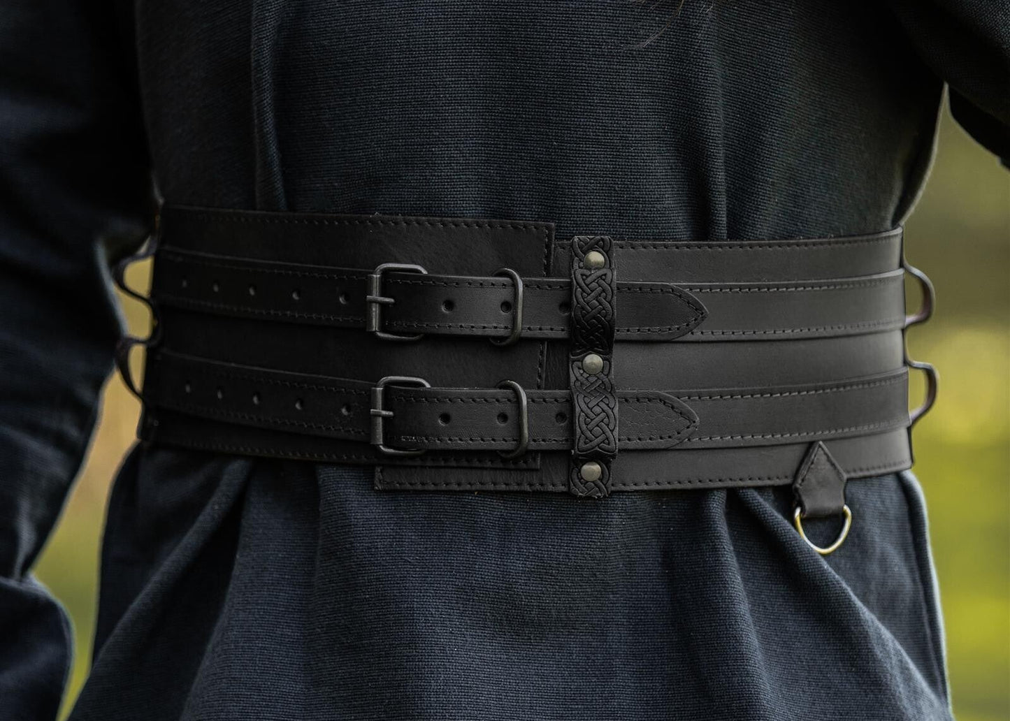 Breiter Wikinger Ledergürtel schwarz mit keltischer Punzierarbeit und Halbringen für Mittelalter Gewandung