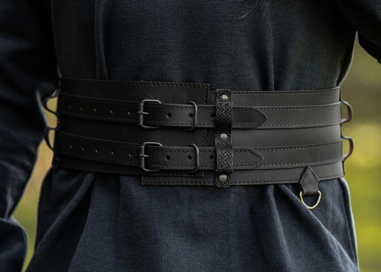 Breiter Wikinger Ledergürtel schwarz mit keltischer Punzierarbeit und Halbringen für Mittelalter Gewandung