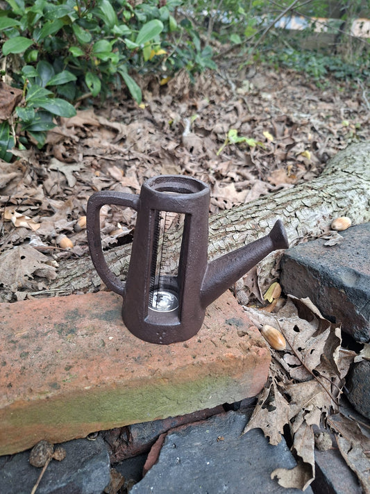 Regenmesser in Gießkannenform aus Gusseisen mit Messglas
