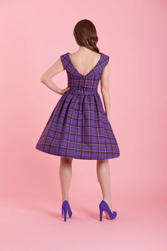 Cindy Off-Shoulder Swingkleid in Purple Tartan – Rockabilly-Romantik pur