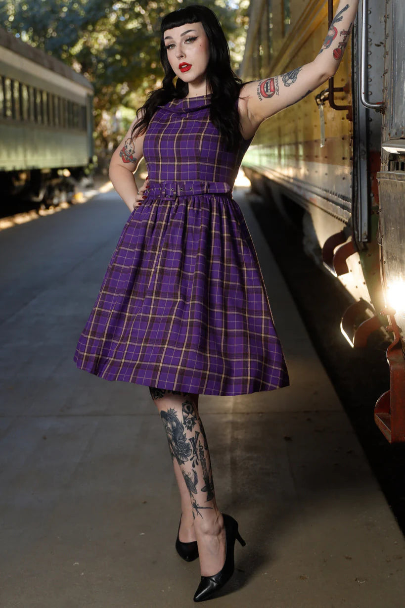 Cindy Off-Shoulder Swingkleid in Purple Tartan – Rockabilly-Romantik pur