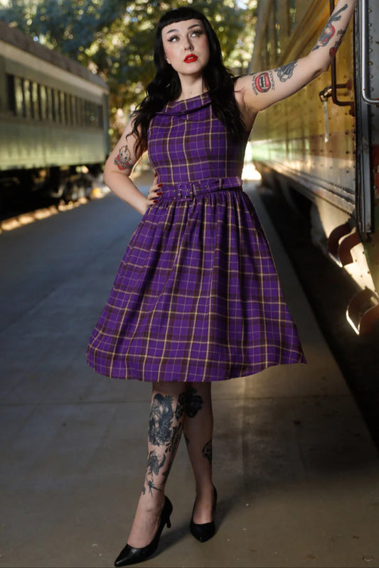Cindy Off-Shoulder Swingkleid in Purple Tartan – Rockabilly-Romantik pur