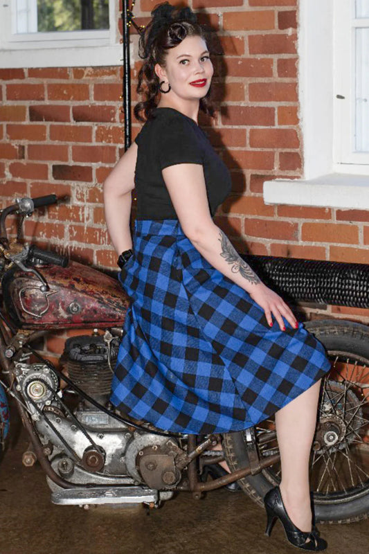Carolyn Faltenrock im Blue-Black Check – Klassischer 50s-Look mit moderner Note