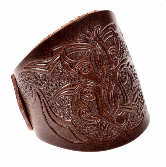 Braunes Mittelalter Lederarmband mit geschwungener Arabeskenprägung