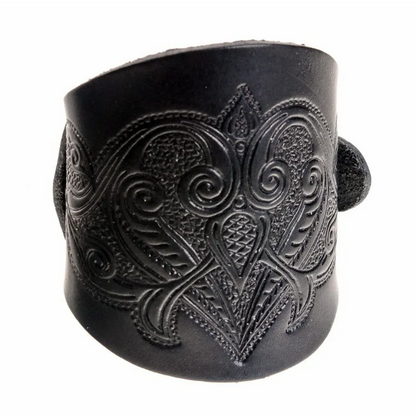 Schwarzes Mittelalter Lederarmband mit keltisch inspiriertem Ornament