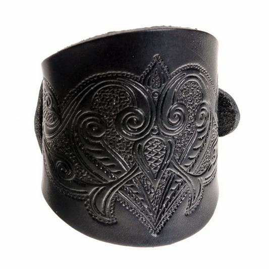Schwarzes Mittelalter Lederarmband mit keltisch inspiriertem Ornament