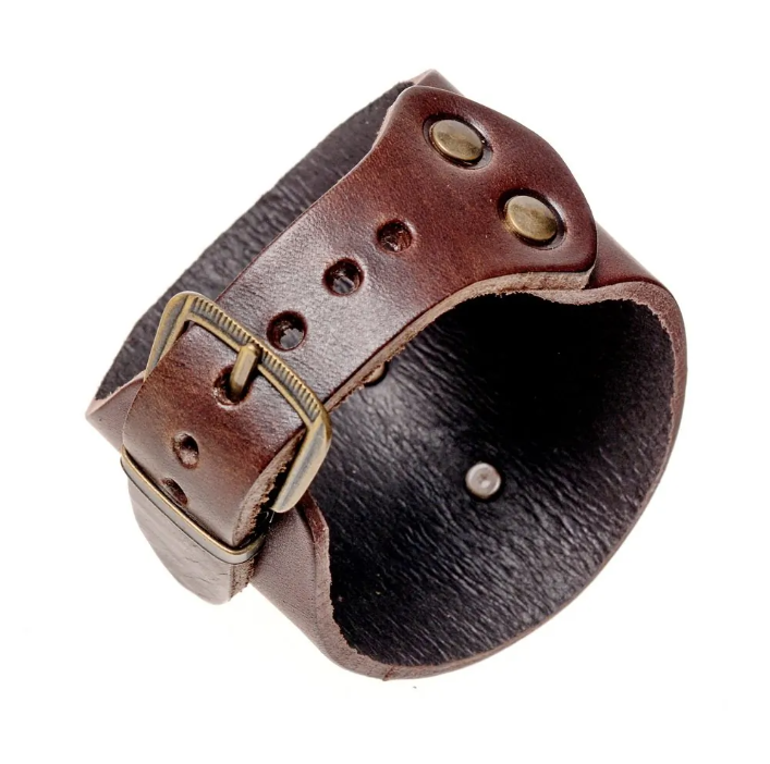 Braune Ledermanschette mit verschlungenem Muster und Schnallenverschluss