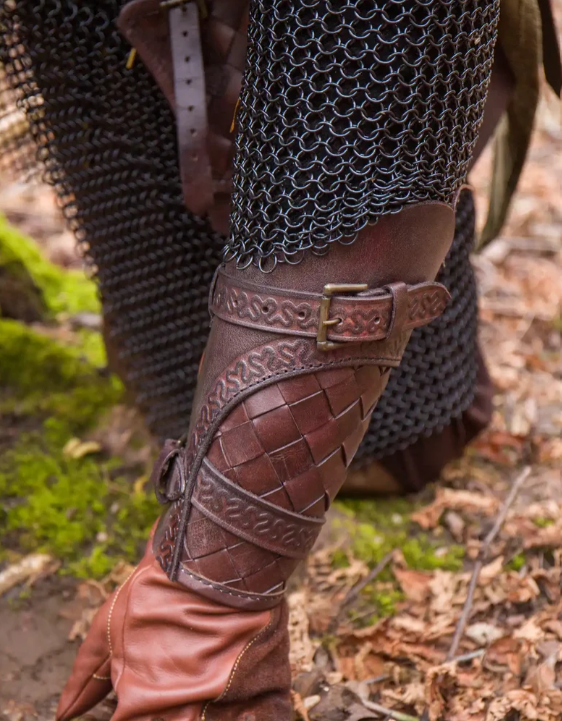 Dunkelbraune Mittelalter Armschützer aus Leder mit diagonalem Flechtmuster