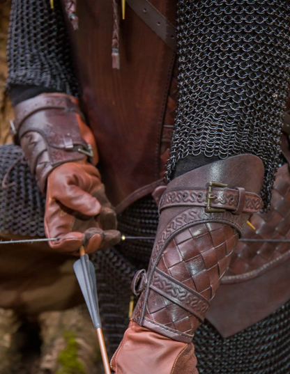 Dunkelbraune Ranger Armschützer aus geflochtenem Vollnarbenleder für Fantasy-Gewandung