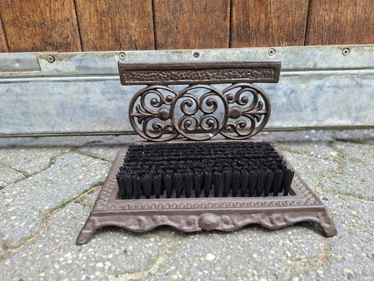 Rustikale Schuhbürste für Schuhe und Stiefel aus Gusseisen und Kokosfaser