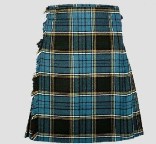 Maßgeschneiderte Kilt in einem Tartan deiner Wahl.