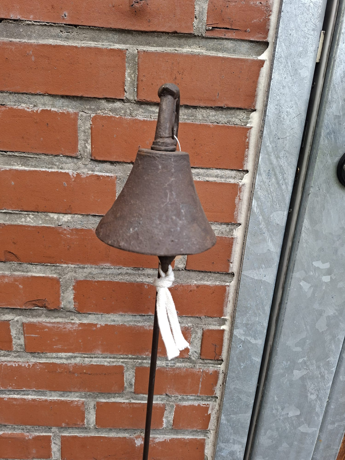 Rustikale Türglocke aus Gusseisen mit Blumenmotiv für Haus und Garten
