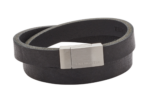 Gewickeltes Lederarmband mit mattem Edelstahlverschluss