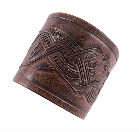 Armschützer aus Leder mit geprägtem Drachenmotiv