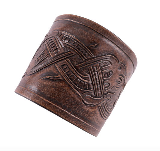 Armschützer aus Leder mit geprägtem Drachenmotiv