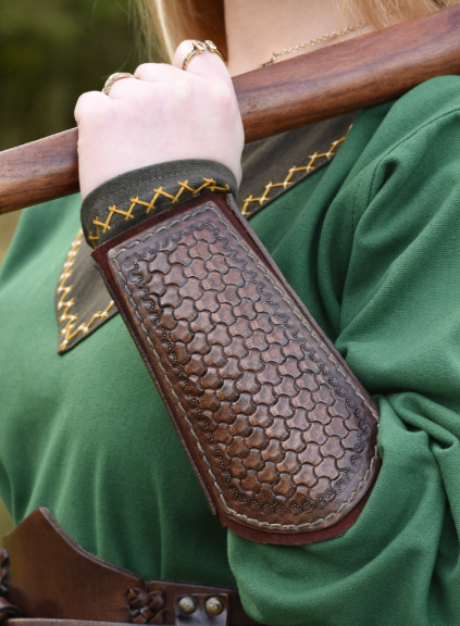 Armschützer aus Leder mit Prägung und Wildleder, Paar, Braun oder Schwarz