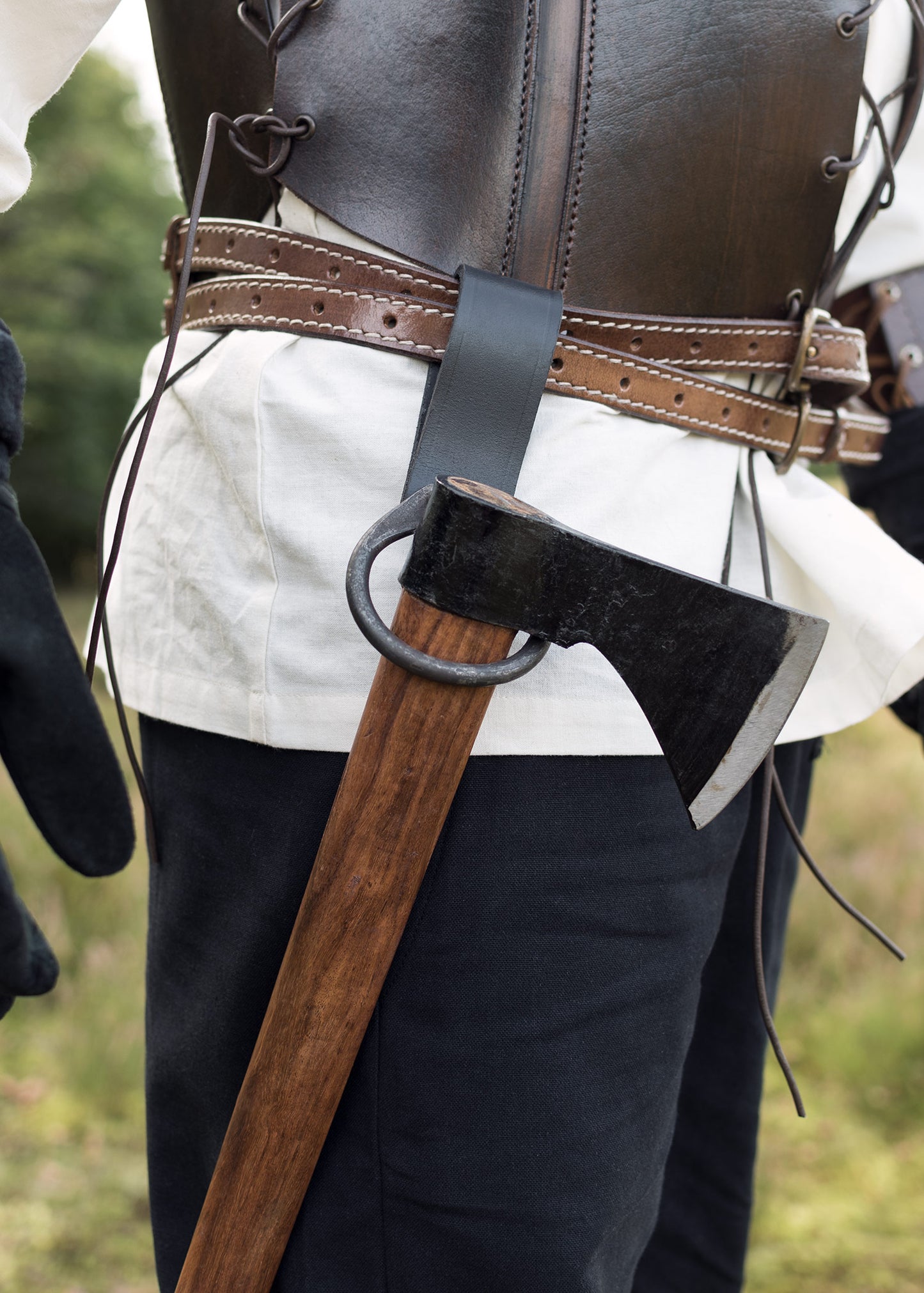 Wikinger Axtgürtelhalter aus Leder mit geschmiedetem Ring