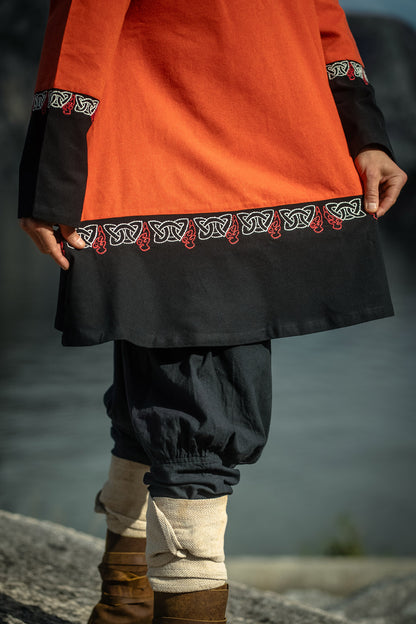 Weit geschnittene Unisex Tunika mit Stickereien an Ausschnitt, Ärmeln und Saum