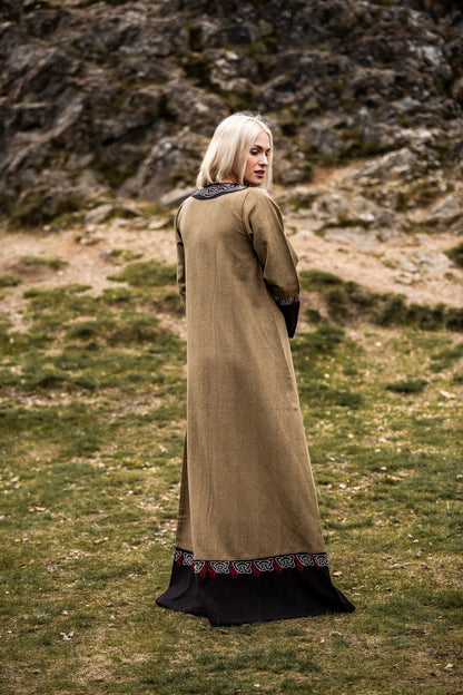 Wikinger Kleid mit Stickerei und V-Ausschnitt