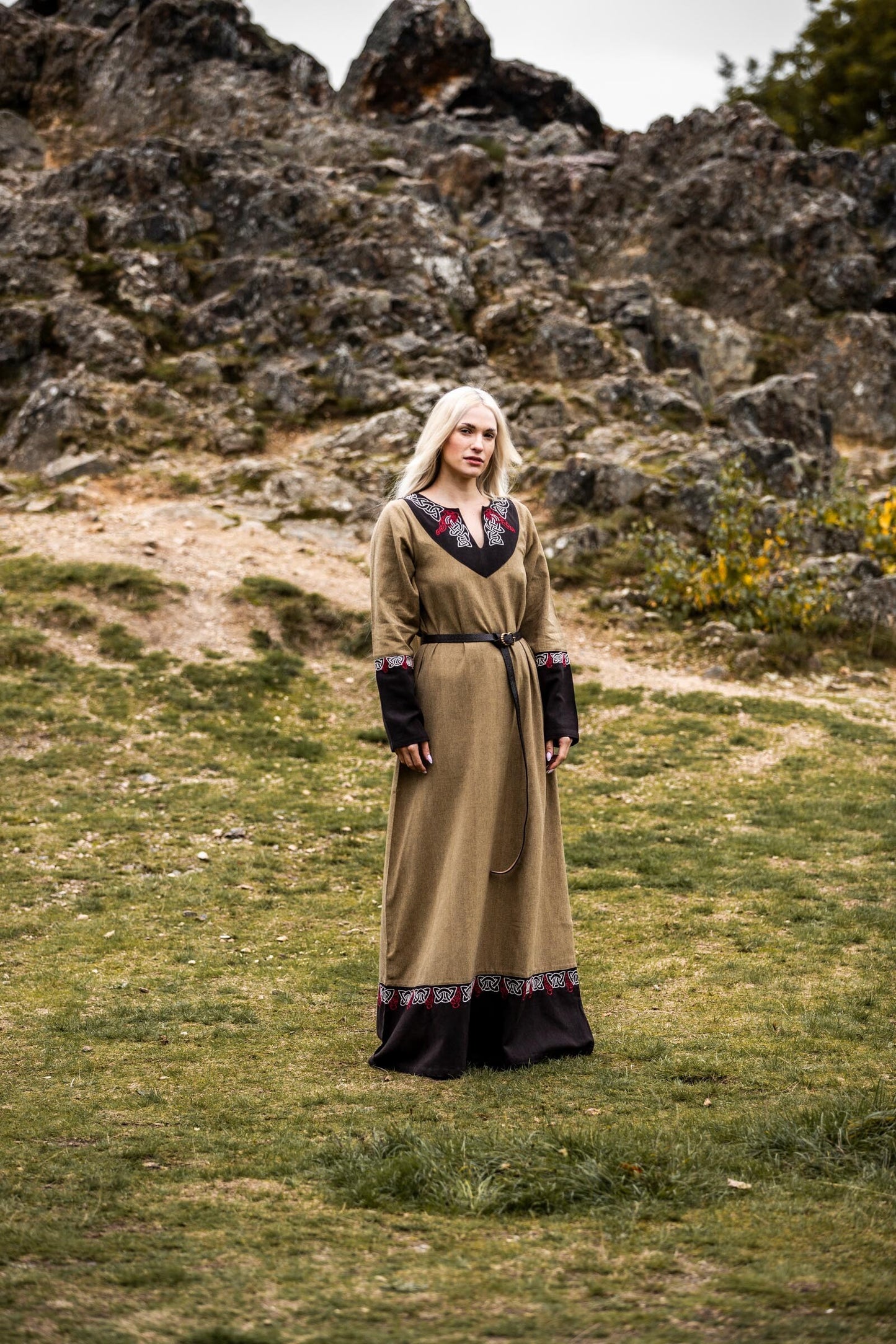 Wikinger Kleid mit Stickerei und V-Ausschnitt
