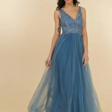 Ausgestelltes Abendkleid aus Tüll