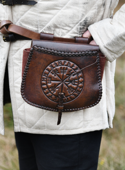 Gürteltasche aus Leder mit Vegvísir-Prägung, Braun