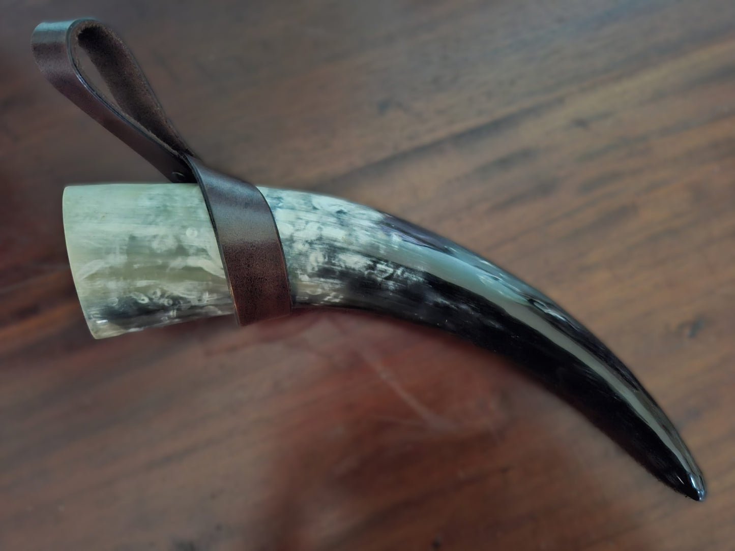 Nur im shop!  Trinkhorn mit Hornhalter, ca. 0,3L