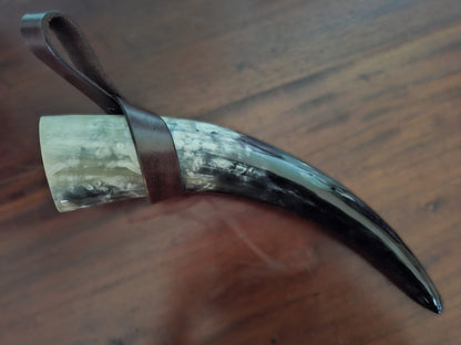 Nur im shop!  Trinkhorn mit Hornhalter, ca. 0,3L