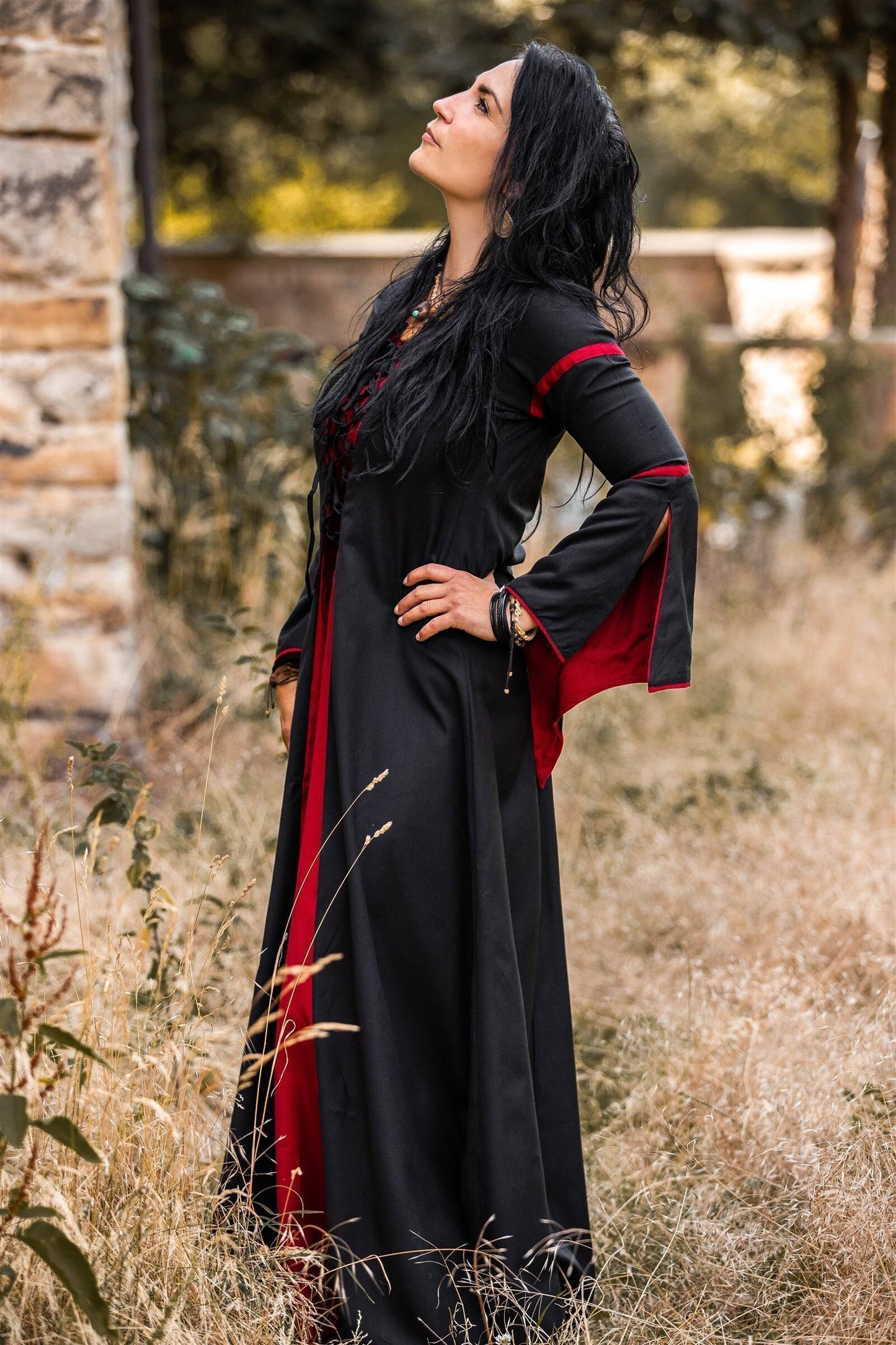 Mittelalterlichen Kleid mit Trompetenärmeln aus Viskose Schwarz/Rot