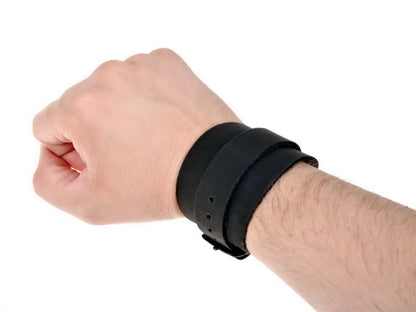 Schwarzes breites Lederarmband mit langem Verschlussriemen und kleiner Schnalle