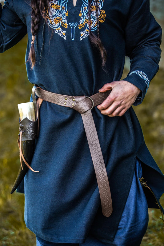 Ringgürtel aus robustem Leder mit durchgehender keltischer Prägung.