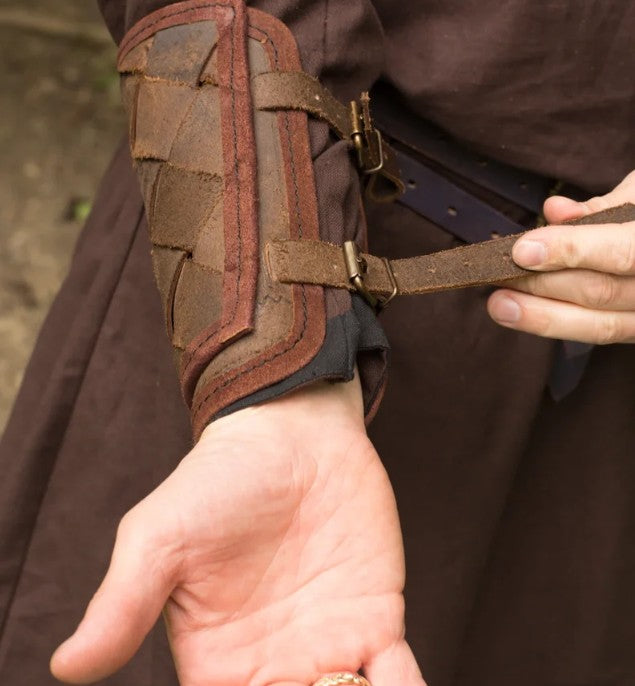 Schwarze LARP Armschützer aus Veloursleder mit Flechtoptik