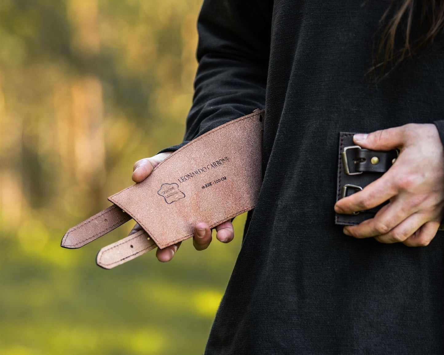 Gürtel breit aus Leder mit keltischem Muster und Messingschnallen