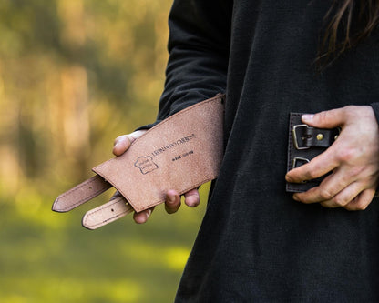 Gürtel breit aus Leder mit keltischem Muster und Messingschnallen