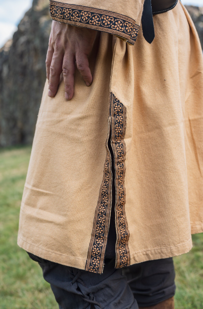 Mittelalter Tunika mit Bordüre, honigbraun