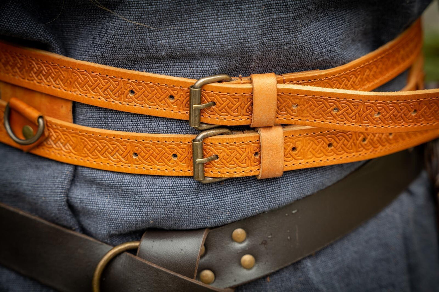 Wikinger Leder Doppelgürtel mit keltischer Punzierarbeit und Metallringen – Cognacbraun