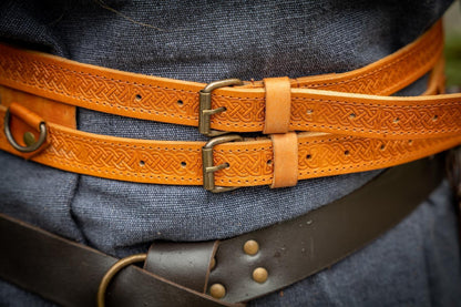 Wikinger Leder Doppelgürtel mit keltischer Punzierarbeit und Metallringen – Cognacbraun