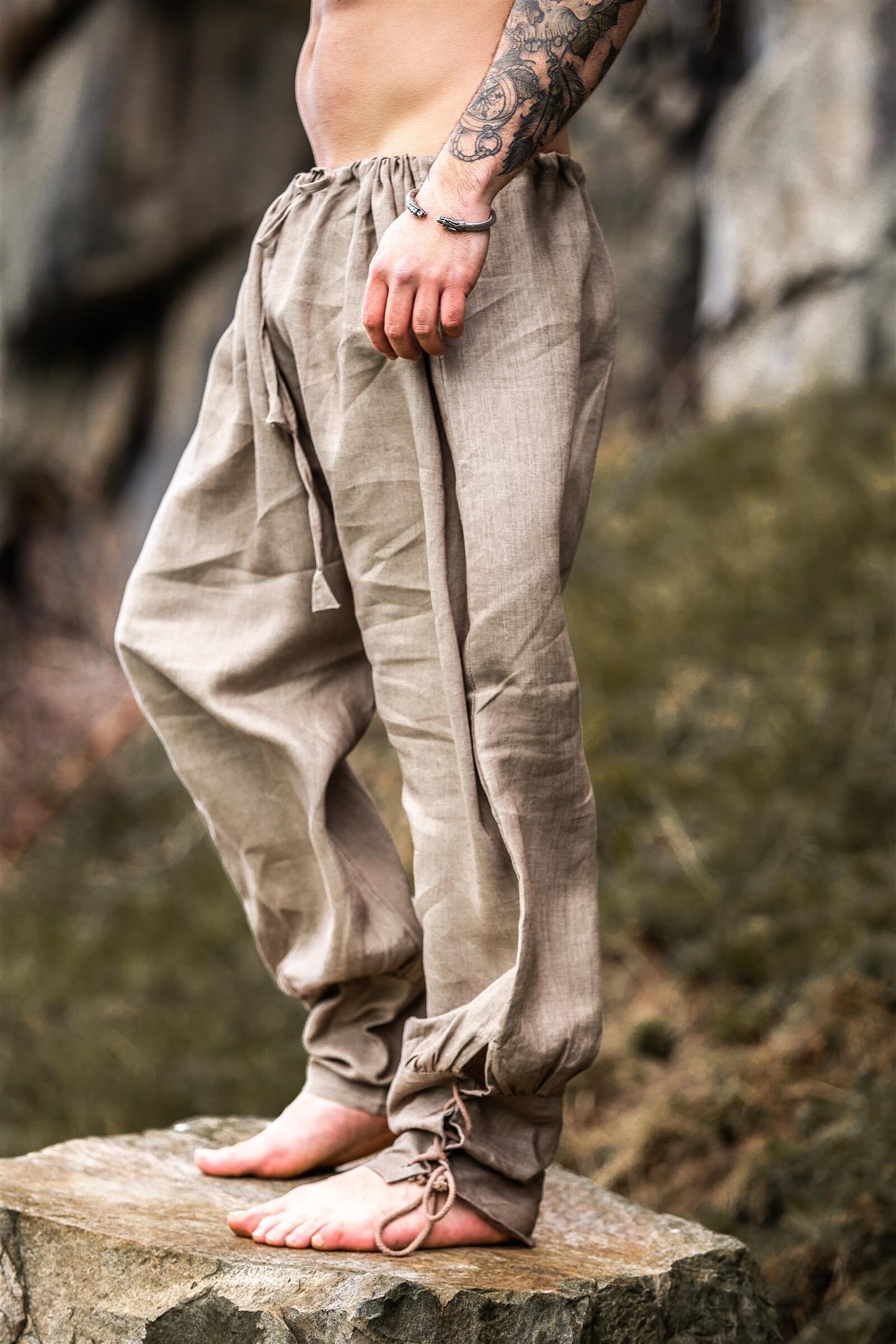 Mittelalter Leinenhose im Wikinger Stil für Reenactment steingrau