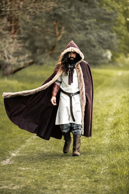 Wikinger Umhang mit Kunstfellbesatz und großer Stoffweite, Braun