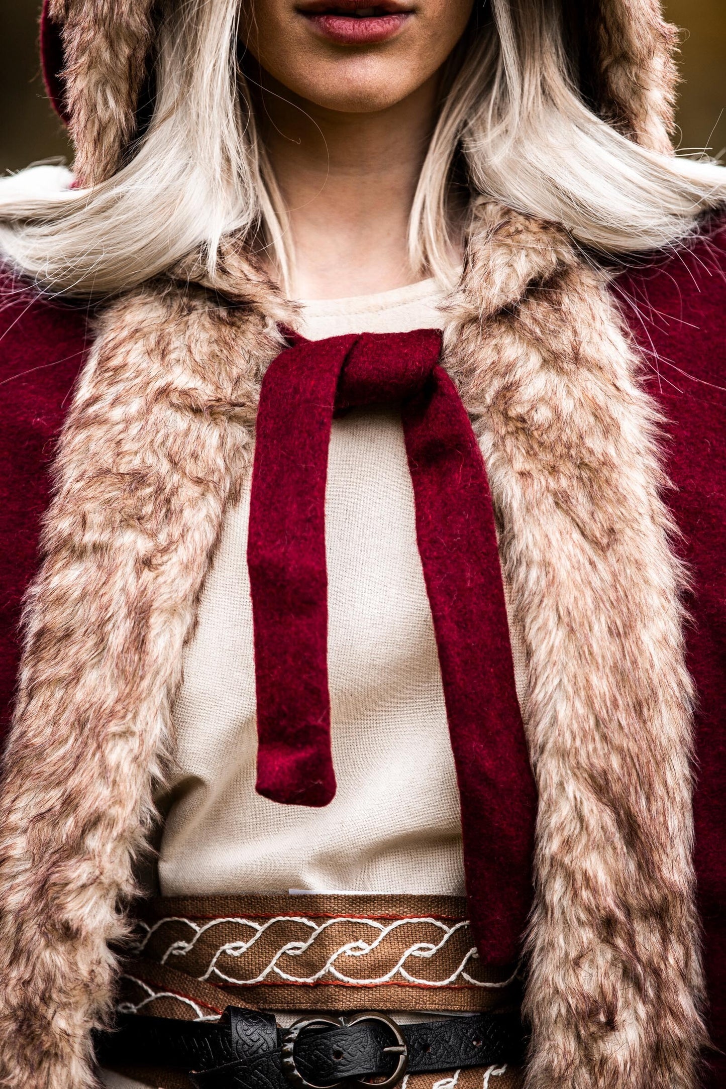 Wikinger Umhang mit Kunstfellbesatz und großer Stoffweite, Rot