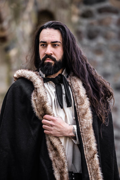 Schwarzer Wikinger Umhang mit Kunstfellbesatz und Kapuze für Mittelalter Gewandung