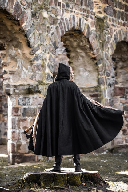 Wikinger Umhang schwarz mit Kapuze und Kunstfell für Reenactment