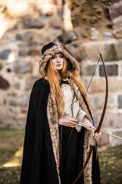 Wikinger Umhang mit Kunstfellbesatz und Kapuze – Schwarz