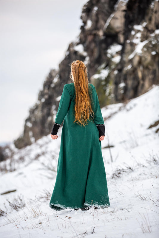 Wikingerkleid aus Baumwolle mit kunstvoller Handstickerei Grün