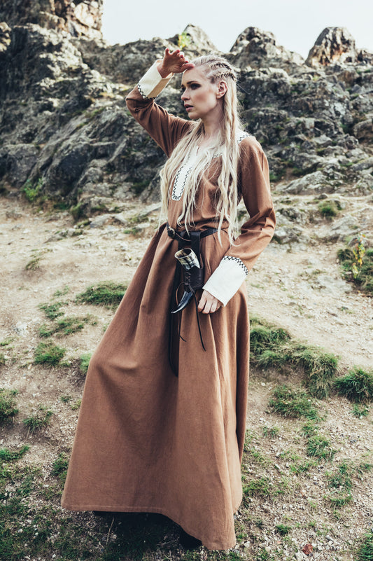 Wikingerkleid aus Baumwolle mit kunstvoller Handstickerei Braun