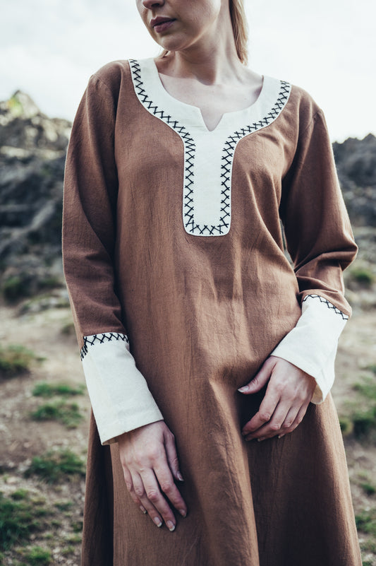 Wikingerkleid aus Baumwolle mit kunstvoller Handstickerei Braun