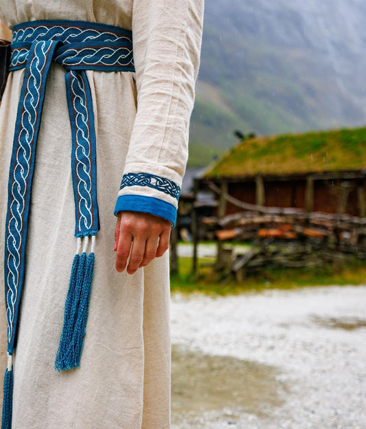 Wikingerkleid mit Handstickerei Natur/Blau